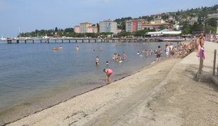 Reševalcu iz vode, ki je na portoroški plaži posilil 17-letnico, zvišali kazen