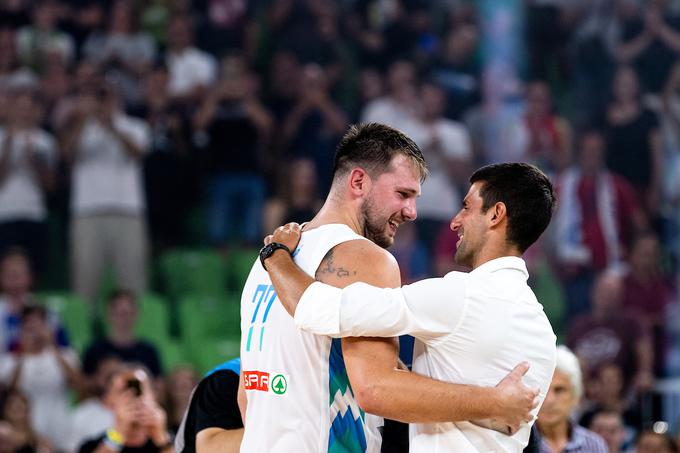 Srečanje Luke Dončića in Novaka Đokovića po koncu dramatične tekme v Ljubljani. | Foto: Matic Klanšek Velej/Sportida