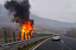 Voznik skušal sam pogasiti požar tovornjaka s priklopnikom #video