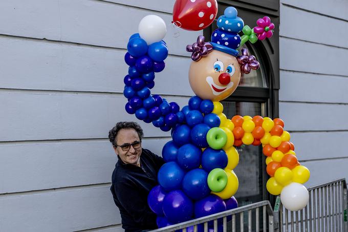 Domačini z raznoraznimi okrasitvami okrasijo svoje mesto.  | Foto: Ana Kovač