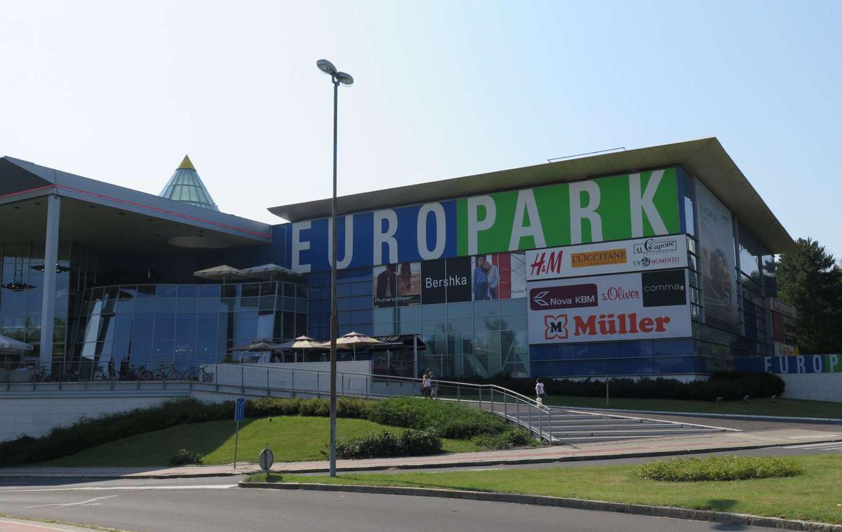 Europark Maribor | Policisti nadaljujejo zbiranje obvestil zaradi suma kaznivega dejanja. | Foto STA