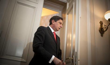 Premier in parlamentarne stranke v torek o arbitraži