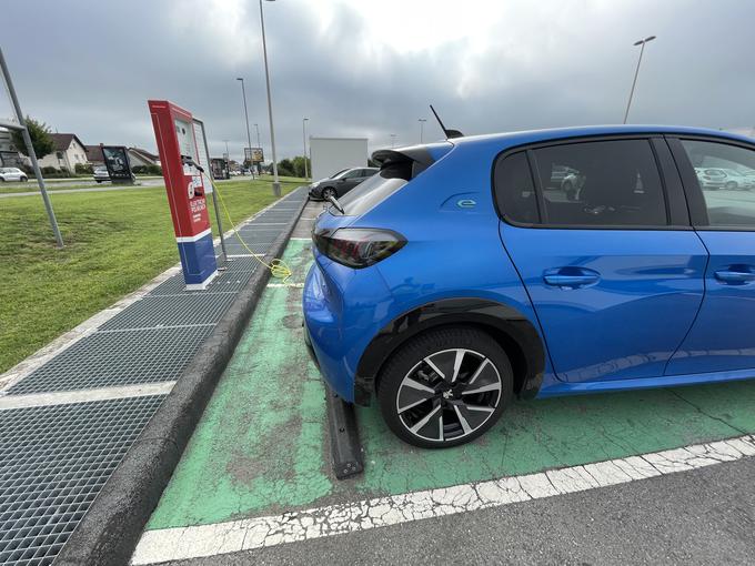 "Če ne bo tudi država pomagala urediti infrastrukture, me je električne prihodnosti strah," pravi Adam Kavšek. Peugeot bo leta 2030 predvidoma prodajal le še električna vozila. | Foto: Gregor Pavšič