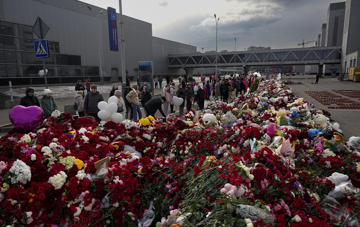 Crocus City Hall Moskva | Na prizorišče koncertne dvorane Crocus v moskovskem predmestju Krasnogorsk so 22. marca vdrli oboroženi zamaskirani napadalci in začeli streljati, preden so stavbo zažgali. Ruske oblasti so v povezavi z napadom aretirale 12 ljudi, osem so jih obtožile kaznivih dejanj, povezanih s terorizmom. | Foto Guliverimage