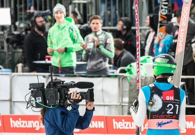 Anžetu Semeniču je zaploskal iz televizijskega studia v Planici. | Foto: Vid Ponikvar