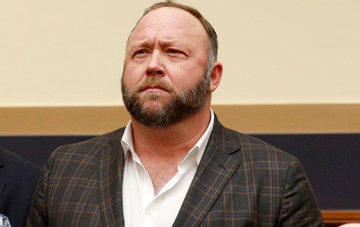 Alex Jones, Infowars | Alexa Jonesa so v preteklosti zato, ker je tudi v občutljivih časih, na primer po strelskih pohodih v ZDA, služil na račun širjenja lažnih novic, večkrat oklicali za vojnega dobičkarja. | Foto Reuters