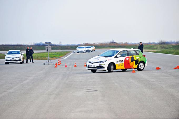 Vaje v Navaku se izvajajo pri visokih hitrostih. Izogibanje oviri se recimo izvaja pri hitrosti med 80 in 90 kilometri na uro. Trenerji pravijo, da so reakcija avtomobila, gum, zvok in stres v tem primeru mnogo bolj primerljivi s kritično situacijo na cesti, zato se voznik po treningu zaveda, kaj prinese hitrost, kako obvladati stres in pravilno ter pravočasno reagirati na nevarnost. | Foto: Navak (arhiv in SAT Media Group)