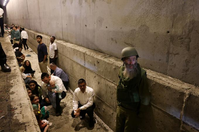 Po navedbah izraelske vojske (IDF) so se izraelski civilisti po iranskem napadu zatekli v zaklonišča. | Foto: Reuters