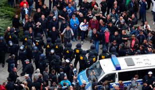 Med protestniki v Chemnitzu izbruhnili spopadi, 18 ljudi je ranjenih #foto #video