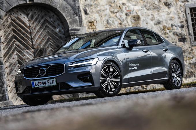 S60 je lahko R-design ali inscription, čeprav je pri V60 na voljo tudi ustaljeni momentum. Bolj športna maska in oblikovanje odbijača v področju meglenk ločijo testni R-design od bolj umirjene različice inscription. | Foto: Gašper Pirman