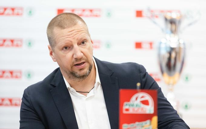 "Žal trenutna situacija po Evropi vsem deležnikom v športu dodobra otežuje delo in zaostreni pogoji ter ekonomske razmere so nas prisilile, da smo skupaj z mednarodno zvezo Fiba Europe iskali rešitve, da izvedbo prvenstva zadržimo v Sloveniji," je dejal Erjavec. | Foto: Vid Ponikvar