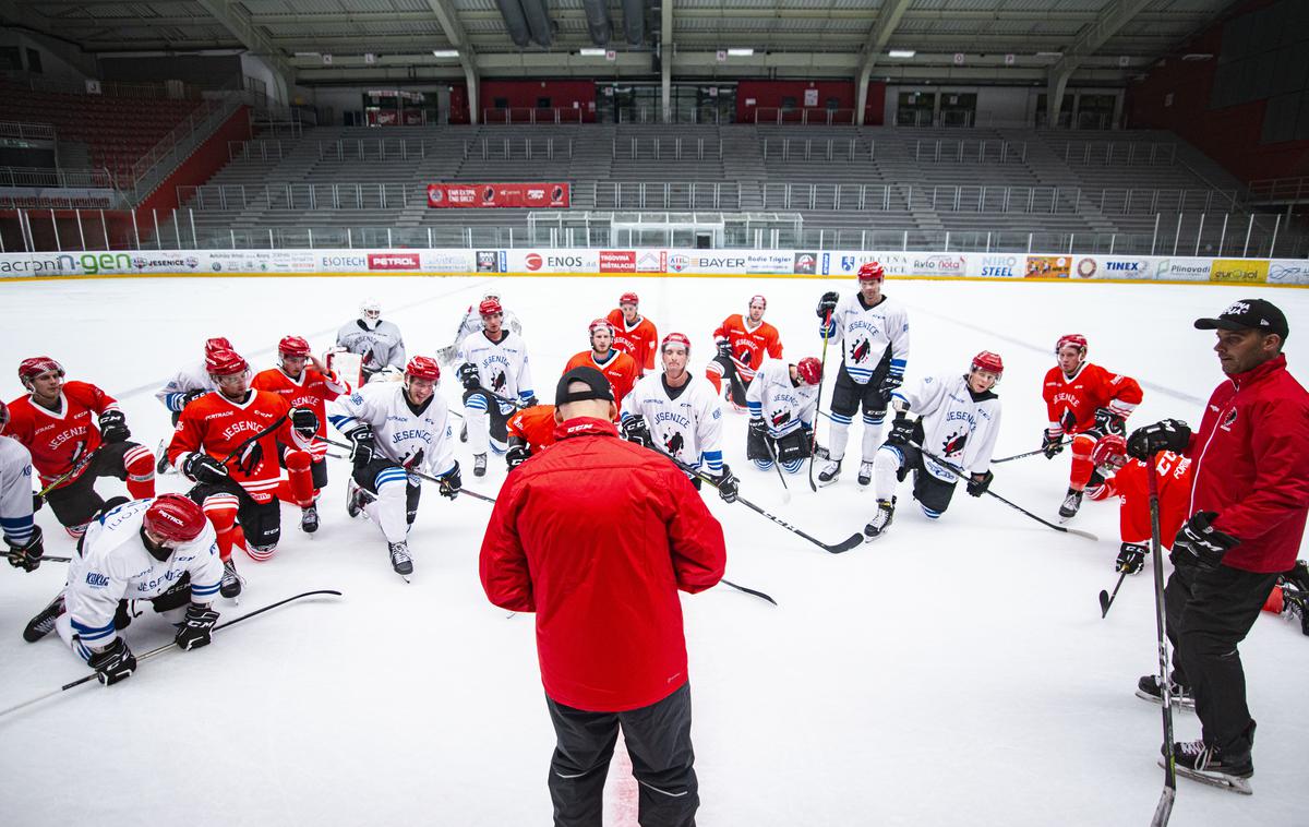 HDD Sij Acroni Jesenice | Dve tretjini testiranih članov Jesenic na novi koronavirus je prejelo pozitiven rezultat. Le devet testov od 29 je bilo negativnih.  | Foto Peter Podobnik/Sportida