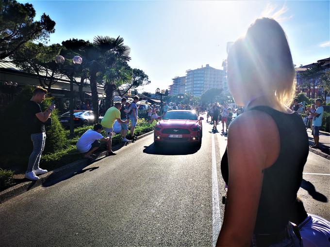 Udeležence je v Portorožu pričakala izjemna kulisa. V tem fordu mustangu se je pripeljal Erko Jun. | Foto: Gregor Pavšič