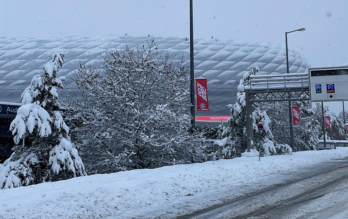 München Allianz Arena Bayern | Zaradi novega snega tekma v Münchnu odpade. Zaprto je tudi bližnje letališče. | Foto Reuters