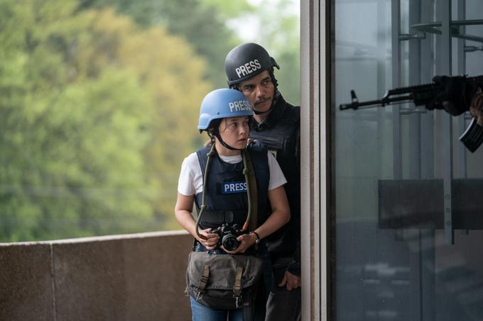 Prestrašena Jessie med prvim fotografiranjem oboroženega spopada in zaščitniški Joel, ki jo usmerja. Cailee Spaeny in Wagner Moura sta v vlogah odlična.  | Foto: Blitz Film & Video Distribution