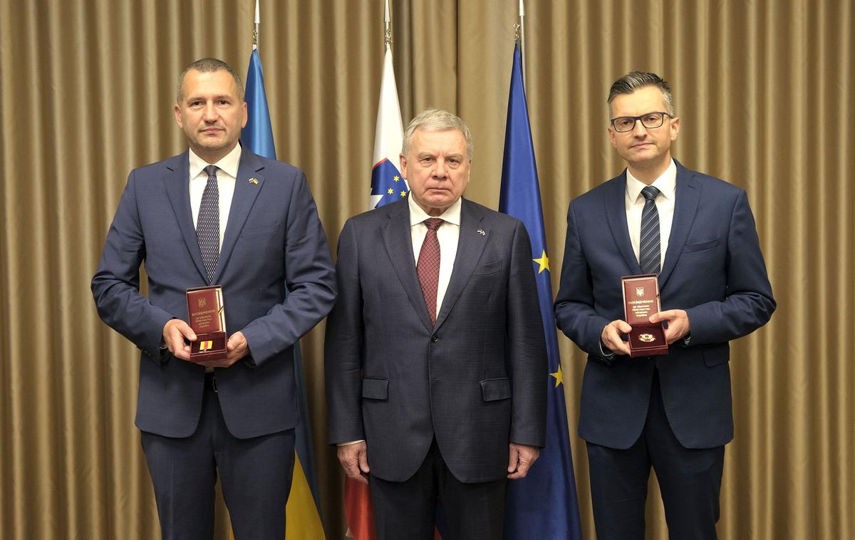 Damir Črnčec, Andrij Taran, Marjan Šarec | Andrij Taran, veleposlanik Ukrajine v Sloveniji, je ministru za obrambo Marjanu Šarcu in  državnemu sekretarju na ministrstvu za obrambo Damirju Črnčecu podelil odlikovanji za prispevek k poglabljanju odnosov med državama in pomoč pri obrambi zoper rusko agresijo. 