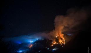 Preddvor: požar omejen, a še gasijo posamezna žarišča #foto