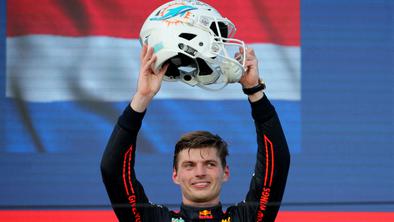 Verstappen prehitel Leclerca in si prvi nadel čelado za ameriški nogomet