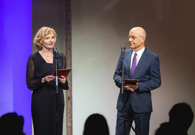 Dr. Martina Perharič, mag. farm., direktorica podjetja Medis in Tone Strnad, mag farm., ustanovitelj nagrad International Medis Awards in podjetja Medis. | Foto: Medis Awards