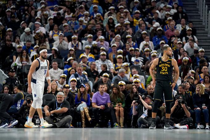 Nekdanja soigralca Klay Thompson in Stephen Curry sta srečanje zaznamovala z 11 trojkami. Na koncu se je zmage veselil starejši član Splash Brothers. | Foto: Reuters