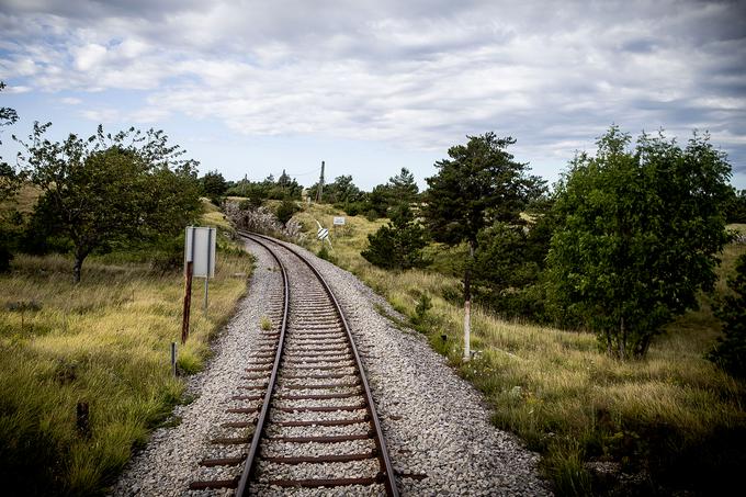 Zadnji metri slovenskega dela istrske proge (v ozadju mejna tabla Republike Hrvaške) | Foto: Ana Kovač