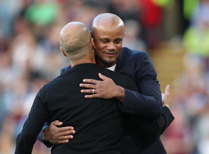 Prijateljski pozdrav trenerjev pred tekmo: Vincent Kompany in Pep Guardiola. | Foto: Reuters