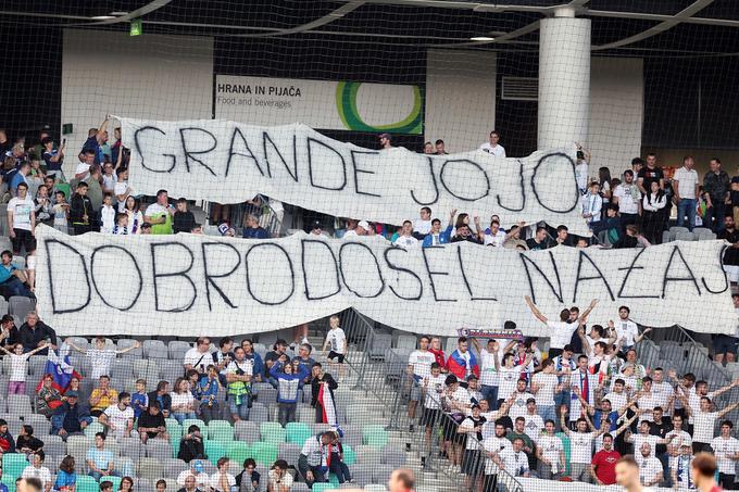 Takšno posvetilo so mu namenili Združeni navijači Slovenije. | Foto: www.alesfevzer.com