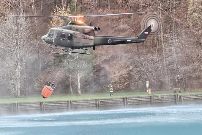 Helikopter vodo za gašenje zajema v jezeru Završnica. | Foto: Facebook/PGD ZABREZNICA