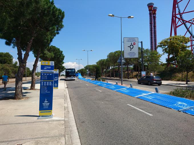 Avtobusni terminal v sredozemski vasi (ti prevozi so bili namenjeni izključno športnikom) se je soočal tudi s takšnimi težavami. Rahel vetrič je podrl ograjo, jasno, prišlo je do zamud pri prevozih. | Foto: Simon Kavčič