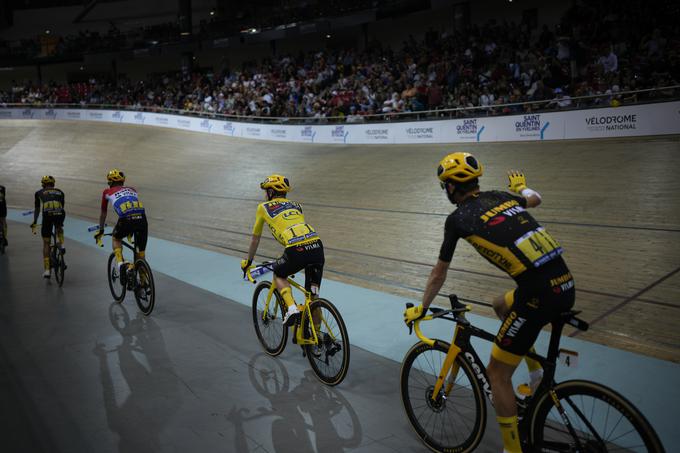 Jonas Vingegaard in kolesarji so pred začetkom zadnje etape naredili še kroge po velodromu. | Foto: Guliverimage