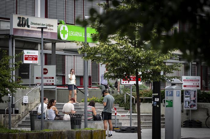 Zdravstveni dom Ljubljana | Prost dostop do cepljenja pomeni, da oseba pride na cepilno mesto in počaka, da pride na vrsto. Če želi biti oseba cepljena na termin brez čakanja, se na cepljenje še vedno lahko prijavi oziroma naroči. | Foto Ana Kovač