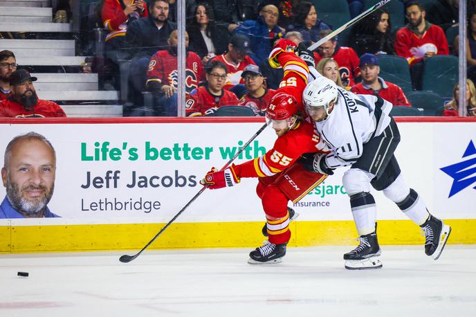 Anže Kopitar | Anže Kopitar je z LA Kings gostoval pri Calgaryju. Na koncu so kralji izgubili z izidom 2:1. | Foto Reuters