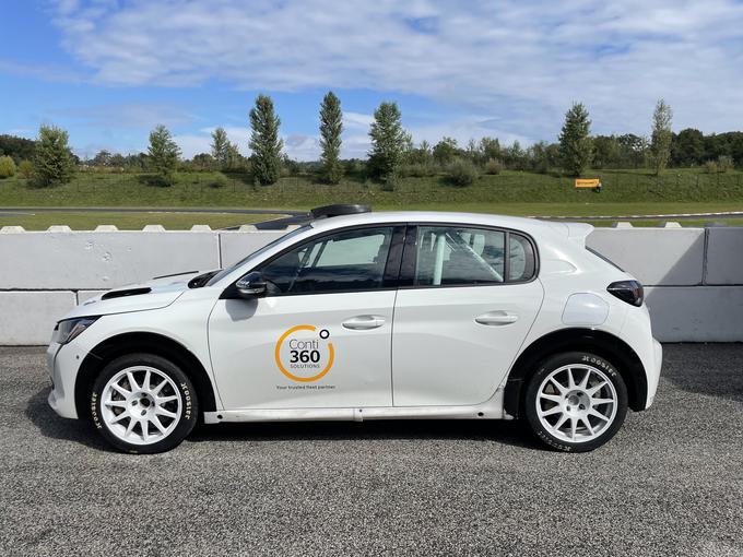 Tega peugeota je v Slovenijo na test pripeljala ekipa Stengg Motorsport iz Avstrije. Willi Stengg je nekdanji zmagovalec relija Saturnus. Simon Wagner bo ta dirkalnik predvidoma peljal na pozivnem reliju Soča Valley v okolici Tolmina in Kobarida. | Foto: Gregor Pavšič