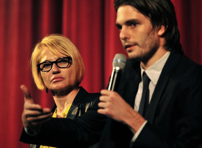 Ellen Barkin pozorno posluša svojega 31 let mlajšega ljubimca Sama Levinsona. | Foto: Getty Images