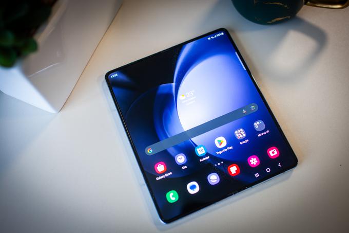 Če smo pri pregibnem telefonu Samsung Galaxy Z Flip5 zapisali, da je odličen pripomoček za (mlade) ustvarjalce, bo Samsung Galaxy Z Fold5 primeren predvsem za poslovneže.  | Foto: Gaja Hanuna