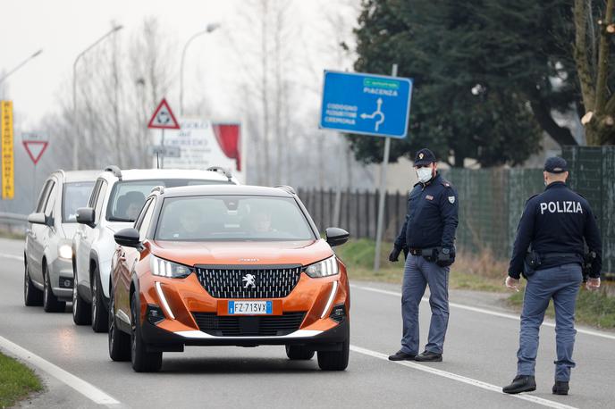 Koronavirus Italija | Italijani lahko do izteka karantene po državi zvečine potujejo le v primeru, če gredo v ali iz službe oziroma če se odpravljajo v zdravstveni dom.  | Foto Reuters