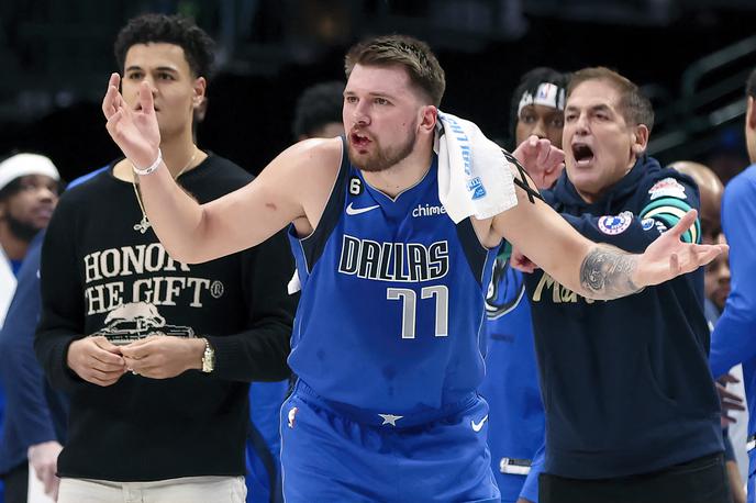 Luka Dončić | Luka Dončić je z Dallasom doživel peti domači poraz v tej sezoni. Skupno razmerje zmag in porazov Mavericks je 14 − 14. | Foto Reuters