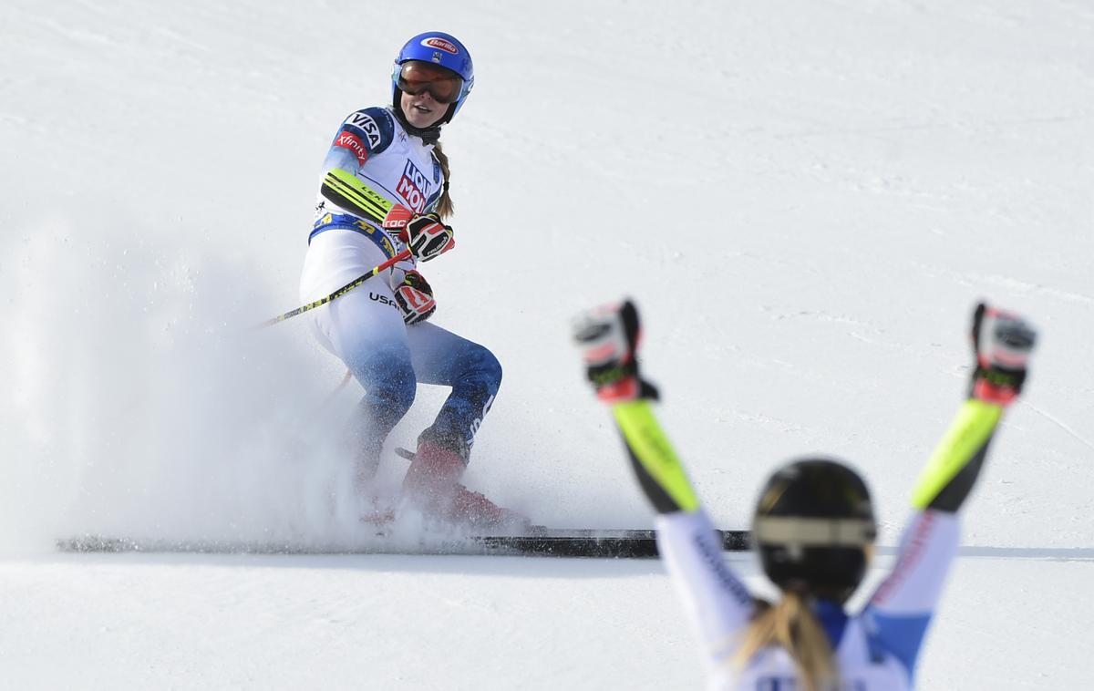 Mikaela Shiffrin | Trenutek odločitve: ko je Mikaela Shiffrin, vodilna po prvi vožnji, prečkala ciljno črto, je lahko Lara Gut Behrami zmagoslavno dvignila roki.  | Foto Guliver Image