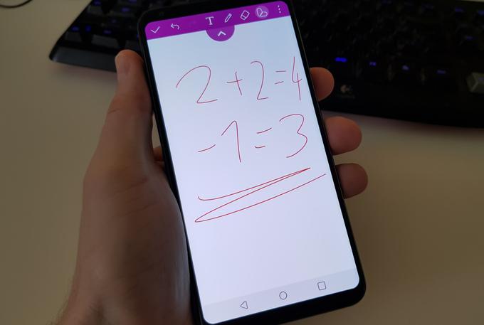 Zapisek lahko nato shranimo v posebno zbirko v aplikaciji QuickMemo+ ali pa kot sliko v Galerijo. Nato ga lahko pošljemo po e-pošti ali delimo prek družbenih omrežij. Deljenje vsebin je pri LG V30 sicer bolj preprosto kot pri marsikaterem drugem pametnem telefonu, saj ima praktično vsaka aplikacija gumb za hiter dostop do družbenih omrežij in komunikacijskih orodij.  | Foto: Matic Tomšič