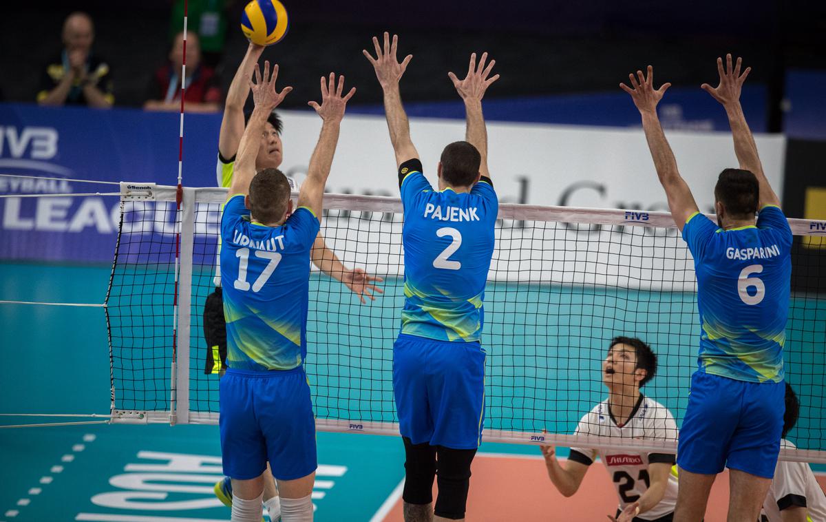 Slovenija Japonska | Malce nižji Japonci imajo na postavljen blok obilico težav. | Foto FIVB