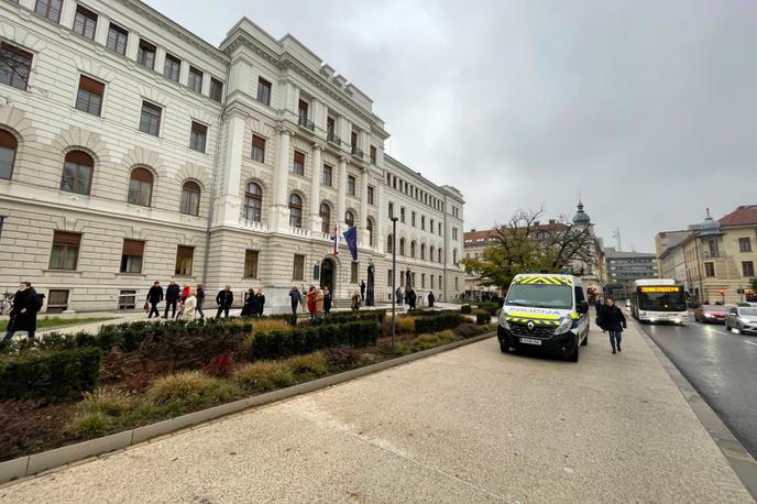 Bomba sodišče | Podobno kot pretekli teden so danes na sodišču prejeli anonimni klic, da naj bi bila v prostorih bomba. Policija je že zavarovala okolico. | Foto Gregor Pavšič