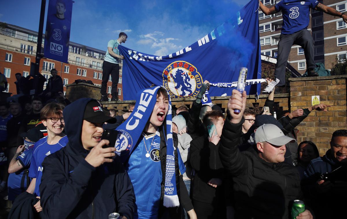 Chelsea Navijači Real | Številni navijači Chelseaja so spremljali dvoboj pred zaprtimi vrati Stamford Bridga in dočakali srečen konec. | Foto Reuters