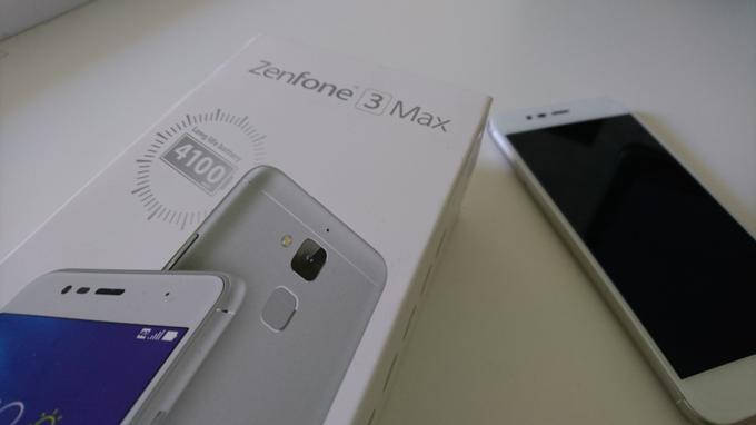 Zmogljivost baterije oziroma akumulatorja pametnega telefona Asus ZenFone 3 Max je 4.100 miliamperskih ur, s čimer se naprava hvali tudi na embalaži. V praksi je v našem primeru to pomenilo, da je bilo eno polnjenje do 100 odstotkov dovolj za kar dva dni in pol uporabe telefona oziroma v povprečju kar en dan več od večine ZenFonovih sodobnikov. Velika zmogljivost sicer ni glavni razlog za zelo dobro vzdržljivost baterije, precej pomagata tudi manj energetsko zahtevna zaslon in procesor.  | Foto: Matic Tomšič