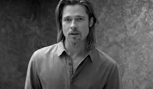 VIDEO:  Tudi Brad Pitt spi oblečen zgolj v Chanelov parfum?