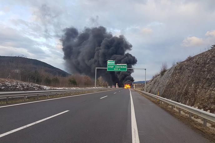 Dolenjska avtocesta zaprta, gori tovornjak