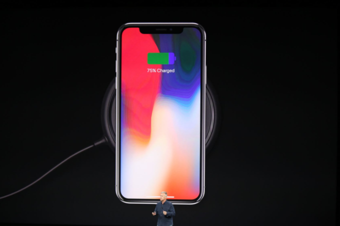 Baterija pametnega telefona iPhone X bo z enim polnjenjem v povprečju zdržala do dve uri dlje od iPhona 8 in iPhona 8 Plus, obljublja Apple.  | Foto: Apple