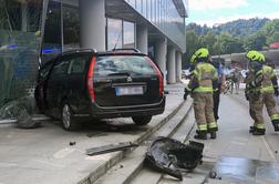 Po trčenju s tovornjakom zapeljal v stavbo #foto