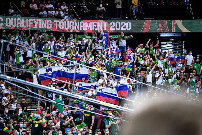 Slovenski košarkarji so nastopili tudi na krilih navijačev. | Foto: FIBA