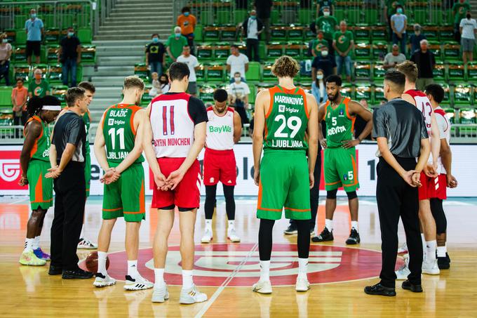 Pred tekmo Olimpija - Bayern so se Stožice z minuto molka poklonile dolgoletnemu tehničnemu vodji ekipe Smiljanu Steinerju. | Foto: Grega Valančič/Sportida