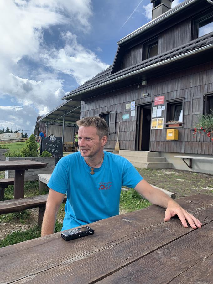 Oskrbnik Denis Berra je eden od šestih članov oskrbniškega tima, ki na 1.471 metrih skrbi za prijetno vzdušje. | Foto: Polona Marinček